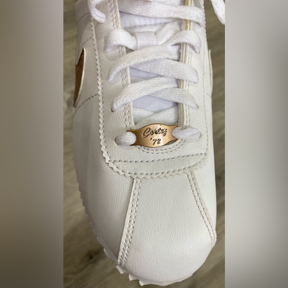 Nike: White and Gold Cortez Basic Junior Trainers- Size 4Y us - Picture 3 of 15